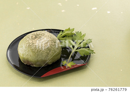 きなこをかけヨモギの葉を添えた草もち 76261779