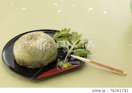 きなこをかけヨモギの葉を添えた草もち きなこをかけヨモギの葉を添えた草もち 76261781