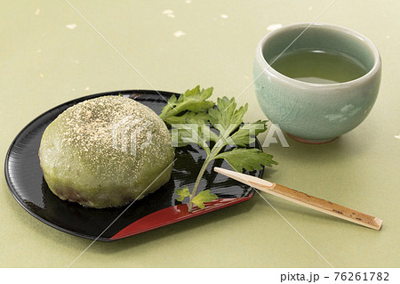 きなこをかけヨモギの葉を添えた草もち きなこをかけヨモギの葉を添えた草もち 76261782