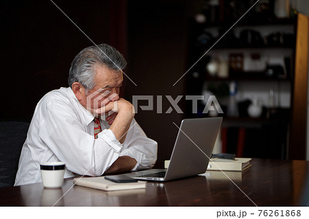 ビジネスマン　悩む　残業 76261868