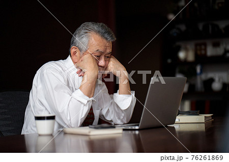 ビジネスマン 悩む 残業 ビジネスマン 悩む 残業 76261869