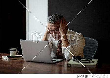ビジネスマン 残業 疲労 悩む ビジネスマン 残業 疲労 悩む 76262030