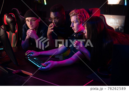 Friends came to the computer club to play together, choose a game Friends came to the computer club to play together, choose a game 76262589