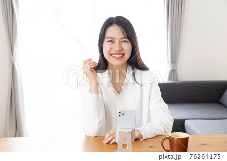 スマホを操作する若い女性 76264175