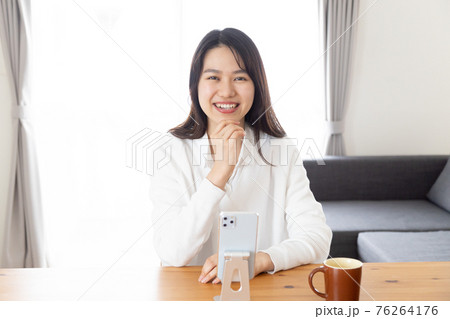 スマホを操作する若い女性 スマホを操作する若い女性 76264176