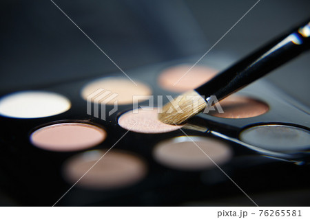 Set of eyeshadow pastel shades and makeup brush Set of eyeshadow pastel shades and makeup brush 76265581