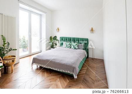 Generous double bedroom with large sash windows and high ceilings Generous double bedroom with large sash windows and high ceilings 76266613