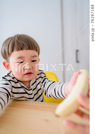 バナナを持つ赤ちゃん バナナを持つ赤ちゃん 76267188