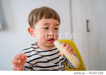 バナナを持つ赤ちゃん バナナを持つ赤ちゃん 76267190