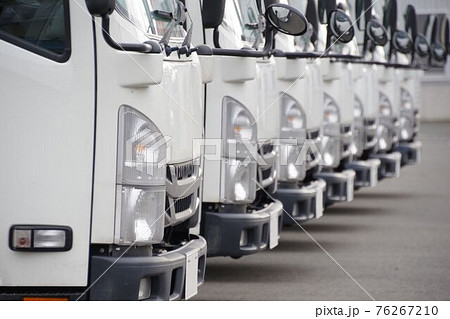 物流イメージ　駐車のトラック 76267210