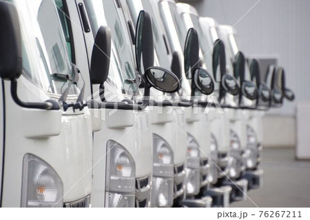 駐車のトラック　物流イメージ 76267211