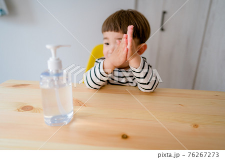 消毒液を手につける赤ちゃん　除菌イメージ 76267273