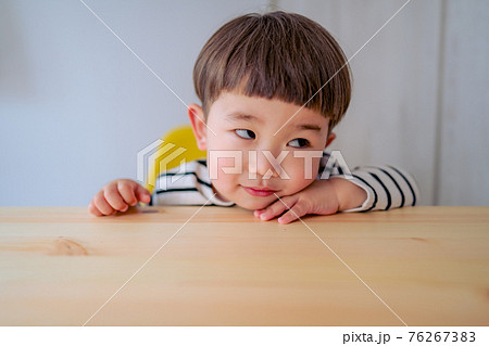 何かを期待する笑顔の子供 男の子 何かを期待する笑顔の子供 男の子 76267383