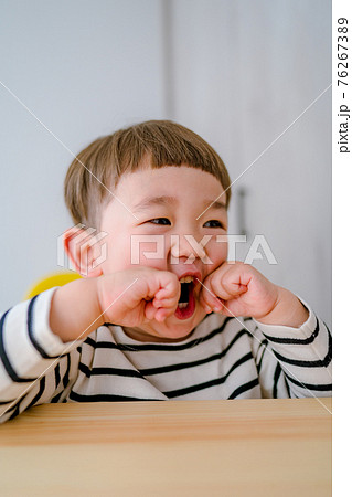 何かを期待する笑顔の子供 男の子 何かを期待する笑顔の子供 男の子 76267389