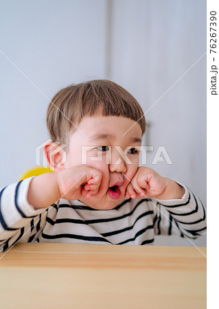 何かを期待する笑顔の子供 男の子 何かを期待する笑顔の子供 男の子 76267390