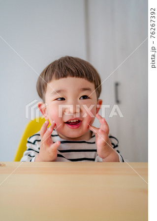 何かを期待する笑顔の子供 男の子 何かを期待する笑顔の子供 男の子 76267392