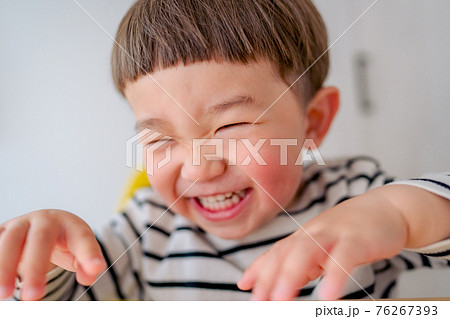 何かを期待する笑顔の子供 男の子 何かを期待する笑顔の子供 男の子 76267393