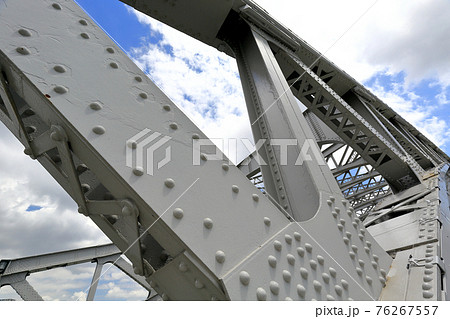 東京　隅田川にかかる白鬚橋 76267557