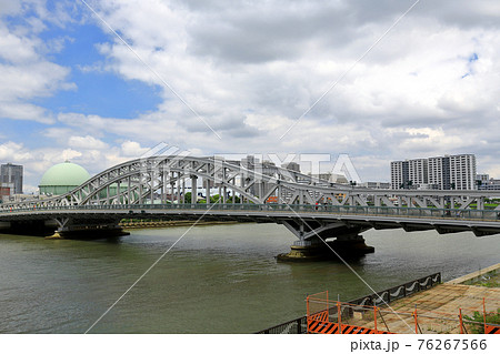 東京　隅田川にかかる白鬚橋 76267566