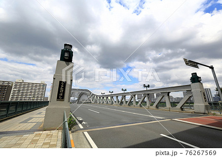 東京　隅田川にかかる白鬚橋 76267569