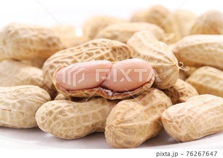 茹で落花生　ピーナッツ　殻付き　明るい背景 76267647
