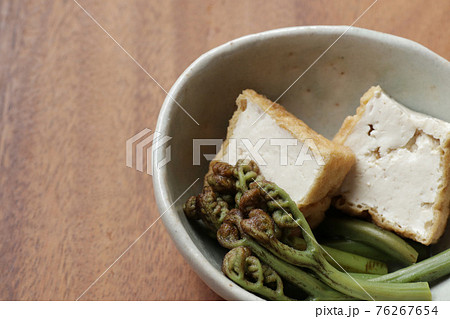 わらびと厚揚げの煮物 手料理 の写真素材