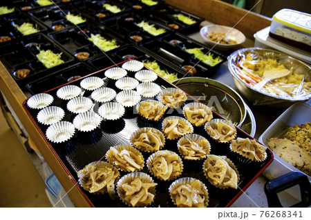 お弁当屋さんの製造、盛り付け 76268341