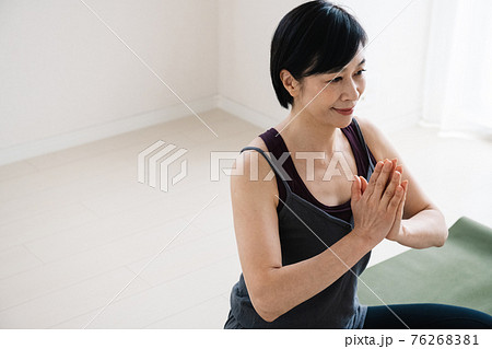 ヨガをする日本人ミドル女性 ヨガをする日本人ミドル女性 76268381