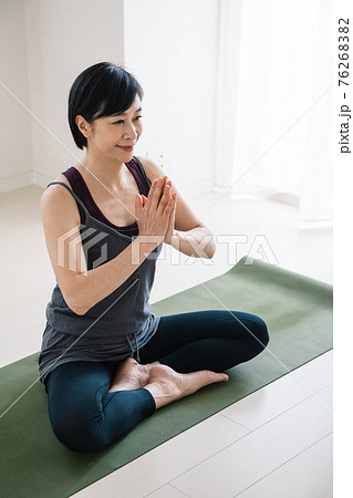 ヨガをする50代の日本人女性 ヨガをする50代の日本人女性 76268382