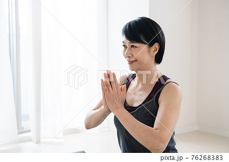 ヨガをする日本人ミドル女性 ヨガをする日本人ミドル女性 76268383
