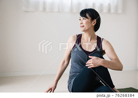 ヨガをする50代の日本人女性 76268384