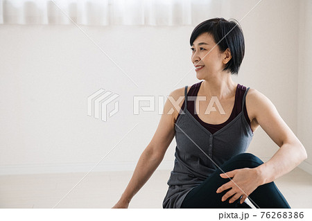 ヨガをする日本人ミドル女性 76268386