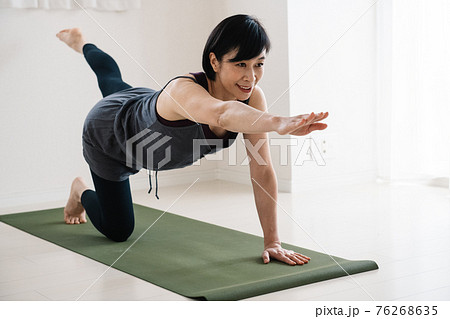 ヨガ・トレーニングをする50代の日本人女性 ヨガ・トレーニングをする50代の日本人女性 76268635