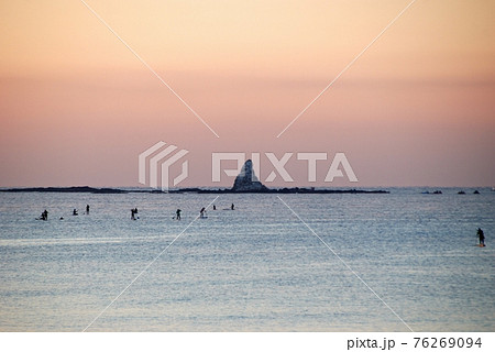 夕焼けの烏帽子岩に向かうSUP 76269094