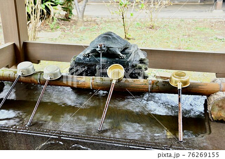 御霊神社　手水舎 76269155