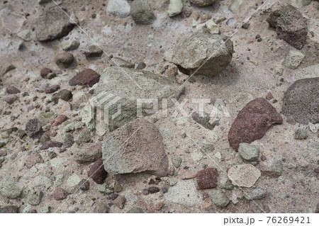 波風に浸食された堆積岩の表面 76269421