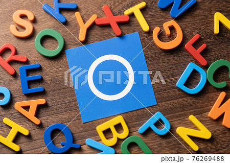 〇とアルファベットのイメージ 76269488