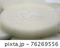 輪切りのたまねぎのアップ 76269556