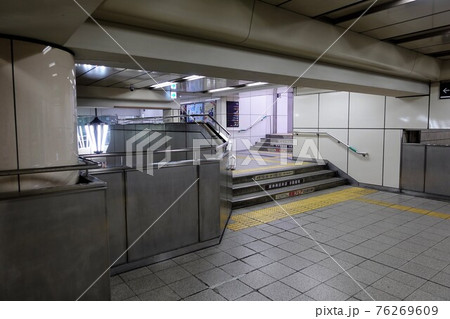 朝の大阪地下鉄天王寺駅　連絡通路 76269609
