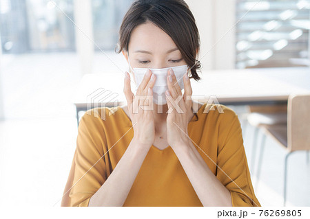 女性　働く　マスク 76269805