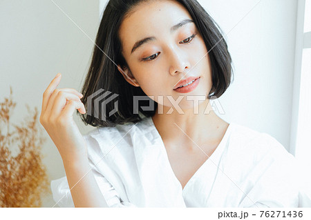 若い女性のヘアスタイル、スキンケア、ビューティーイメージ 76271436