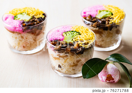 カップちらし寿司 76271788