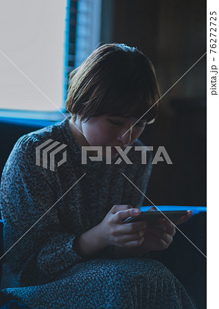 スマホと20代女性 76272725