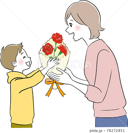 お母さんに花束をあげる男の子 76272851