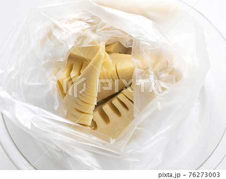 ポリ袋に入れたゆでたての竹の子水煮ボイル ポリ袋に入れたゆでたての竹の子水煮ボイル 76273003