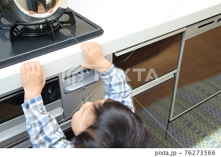 危ない！子どものイタズラ　ガスコンロ 76273566