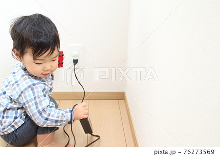 コンセントでイタズラする子ども 76273569