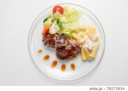 ハンバーグと野菜を透明なお皿の上に 76273634