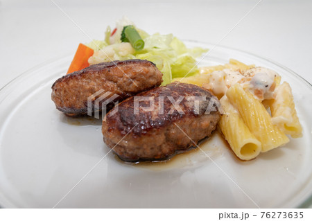 ハンバーグと野菜を透明なお皿の上に 76273635
