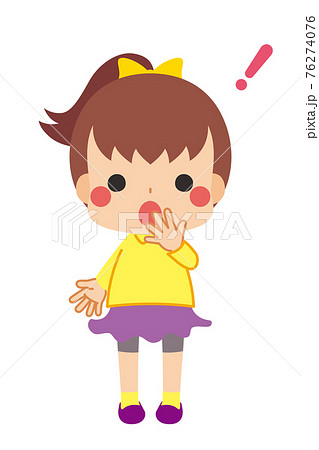 何かに気が付いて口に手を当てて驚いている可愛い小さな女の子のイラストのイラスト素材